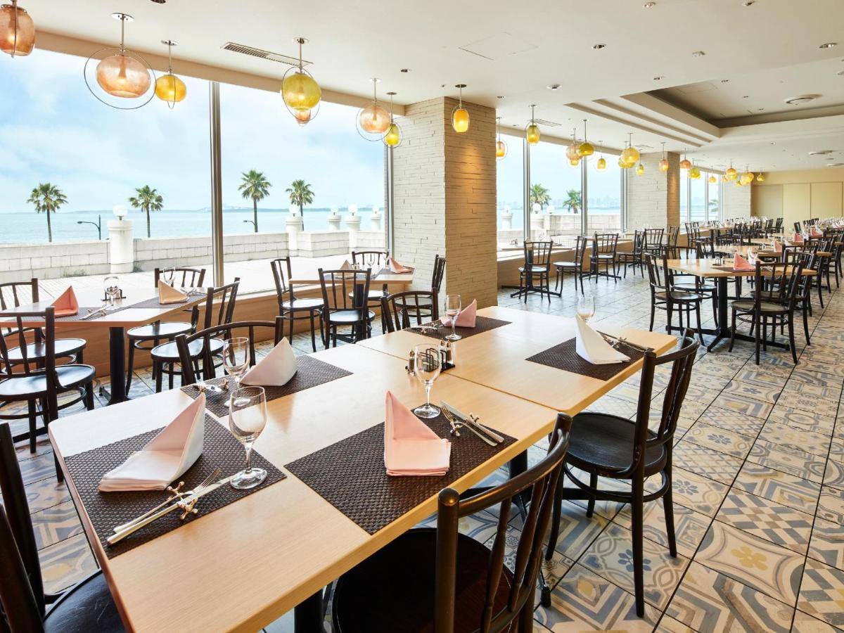 Grand Nikko Tokyo Bay Maihama Urayasu Exterior foto The photo shows the interior of a restaurant that features a modern and spacious design. There are numerous tables set up, each with neatly arranged table settings including napkins and utensils. The flooring has a decorative tile pattern, and large 