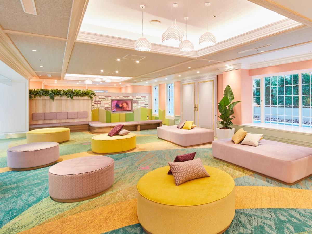 Grand Nikko Tokyo Bay Maihama Urayasu Exterior foto The photo showcases a modern, brightly colored lounge area. The room features soft, rounded seating arrangements in vibrant shades of yellow, pink, and teal. The furnishings consist of low, cushioned stools or ottomans, with small decorative pillows 