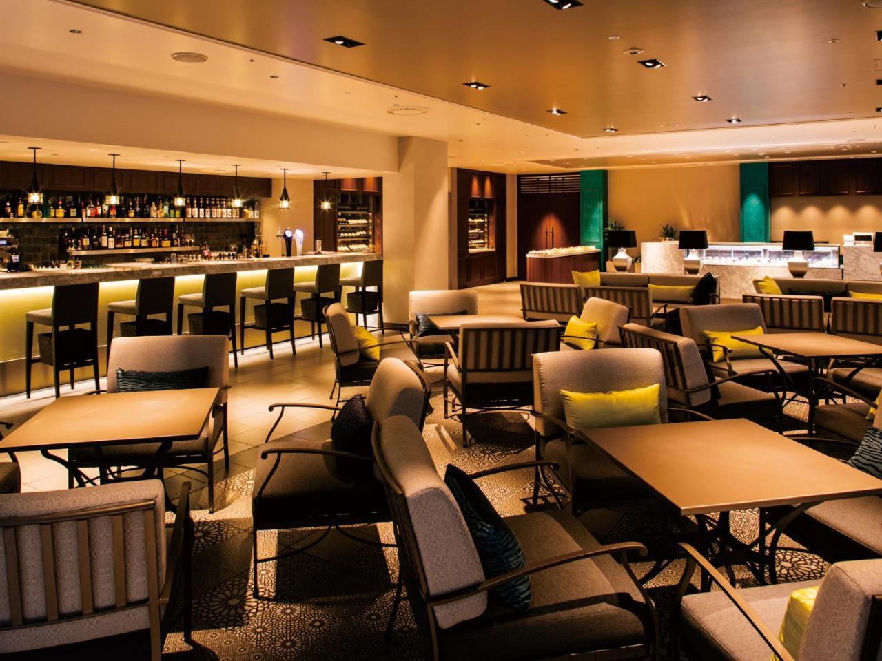 Grand Nikko Tokyo Bay Maihama Urayasu Exterior foto The photo shows a modern, upscale lounge or bar area. It features a variety of seating options, including cushioned chairs and tables arranged for conversation. The space is well-lit, with warm lighting that creates an inviting atmosphere. In the bac